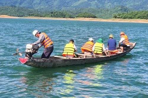 Quảng Bình: Tìm nguyên nhân cá chết bất thường tại hồ Rào Đá