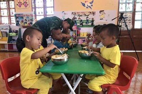 Những bữa cơm nâng bước học sinh nghèo
