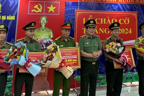 Khen thưởng thành tích điều tra, làm rõ vi phạm tại 2 cơ sở y tế