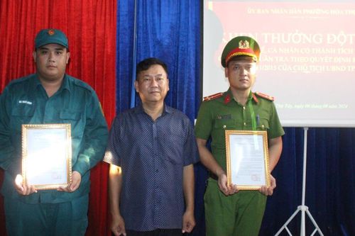 Khen thưởng đột xuất lực lượng phòng chống tội phạm P.Hòa Thọ Tây