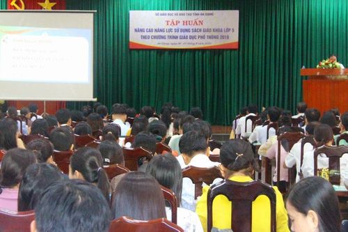 An Giang: Hơn 3.500 giáo viên tham gia tập huấn sử dụng sách giáo khoa lớp 5, 9 và 12