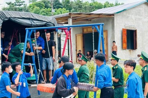 Trao tặng sân chơi cho các cháu mầm non vùng biên giới Quảng Trị