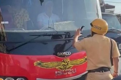 Tài xế điều khiển xe khách húc đẩy CSGT Hải Dương rồi tăng ga bỏ chạy