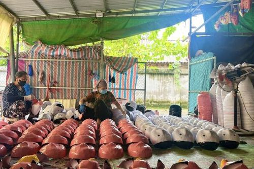 Thăm xưởng sản xuất đồ chơi Trung thu nức tiếng tại Hưng Yên
