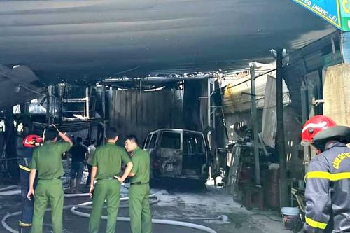 Bình Dương: Cháy lớn tại tiệm nội thất ô tô