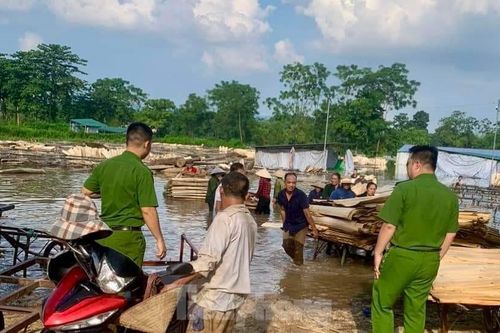 Thủy điện xả lũ khiến nhiều nhà dân, xưởng sản xuất bị ngập lụt