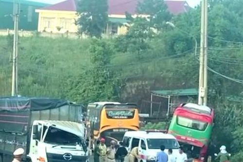 Xe khách và xe tải tông nhau trên quốc lộ 14, nhiều người bị thương