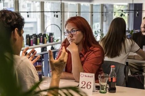 Phụ nữ Ukraine chật vật hẹn hò