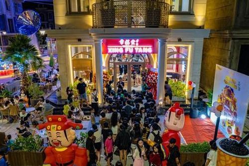 'Biển người' xếp hàng trong ngày khai trương quán trà sữa tại siêu đô thị Regal Legend