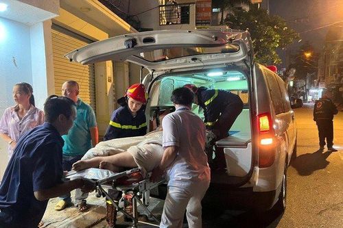 Giải cứu người đàn ông nặng hơn 1 tạ bị mắc kẹt