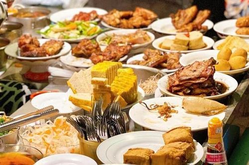 Quán ăn ở TPHCM có tên 'bốc mùi', giá cả 'hết hồn' nhưng khách đông nườm nượp