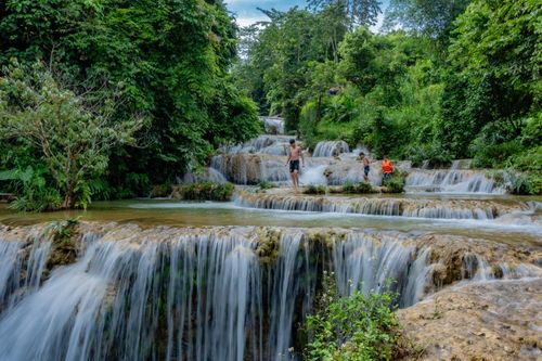 Thác nước 'bậc thang' cách Hà Nội hơn 100km, du khách đến chơi quên lối về