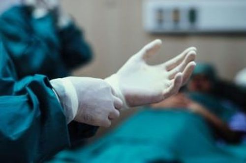 Đi cấp cứu với bàn tay bị thương nặng sau tai nạn bất ngờ xảy ra ngay trong nhà