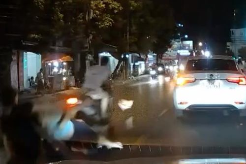 Nam thanh niên lái xe máy tông ngã hai mẹ con rồi rồ ga bỏ chạy