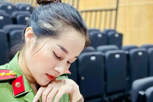Vợ chồng NSND Lan Hương xe máy dạo phố, Minh Hương khoe trang phục công an