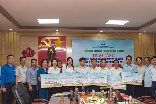 Trao tặng sách, thiết bị giáo dục cho các trường miền núi ở Nghệ An