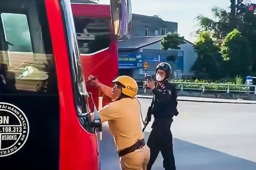 Video tài xế xe khách húc đẩy cảnh sát giao thông và tăng ga bỏ chạy