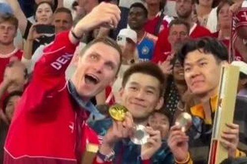 Khoảnh khắc selfie giữa Axelxen và 2 tay vợt Đông Nam Á trên bục trao huy chương