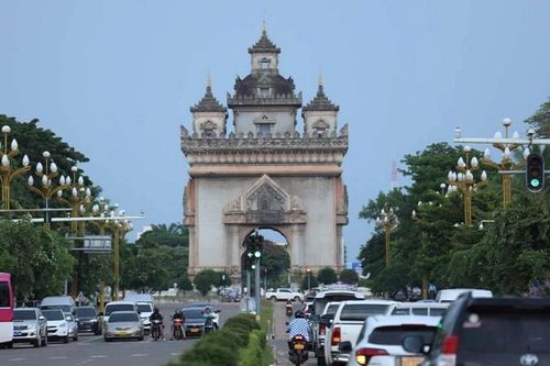 Bộ Công Thương Lào tạm dừng nhập khẩu ôtô để giảm lạm phát