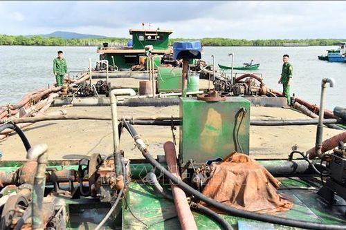 Bà Rịa-Vũng Tàu: Hải đoàn Biên phòng 18 tạm giữ 2 tàu chở cát không rõ nguồn gốc