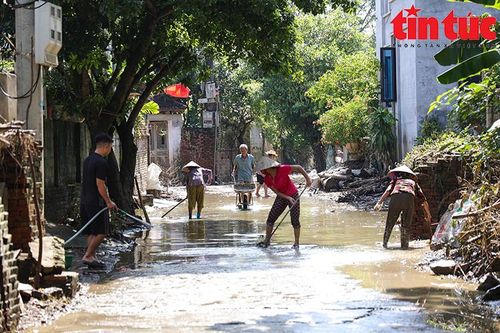 Người dân Nam Phương Tiến gấp rút tổng vệ sinh sau lũ lụt