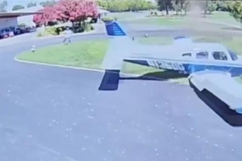 Clip: Máy bay bất ngờ rơi xuống sân golf, suýt đâm trúng người chơi