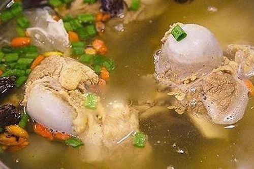 Đừng cho ngay xương vào nước để hầm, thêm vài bước, nước dùng vừa ngọt vừa trong