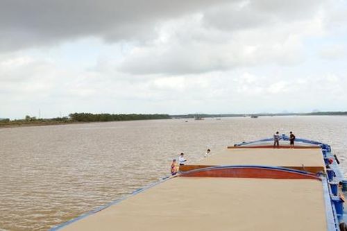 Tạm giữ tàu chở 1.000 m3 cát không rõ nguồn gốc tại vùng biển Hải Phòng - Quảng Ninh