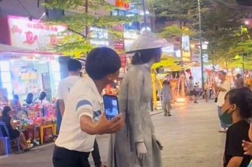 Dân mạng phẫn nộ với người đàn ông đòi ôm hôn cô gái trên phố đi bộ