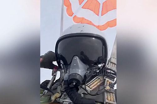 Độc đáo video phi công Nga tự quay cảnh mình nhảy dù và máy bay chiến đấu rơi sau khi bị bắn
