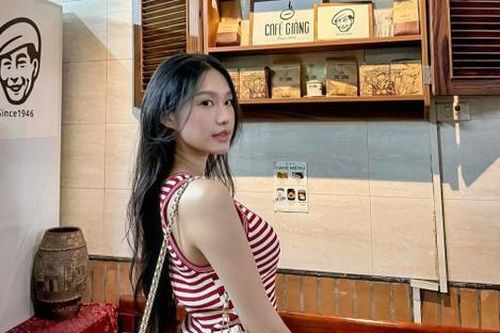 Đẳng cấp quý cô: Vợ Đoàn Văn Hậu đeo túi gần trăm triệu đến rạp phim