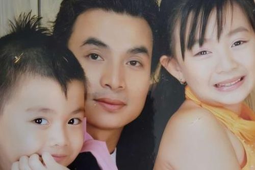 Em trai ruột của bé Xuân Mai từng là ca sĩ, rẽ hướng qua Mỹ bán phở, giờ đổi đời ra sao?