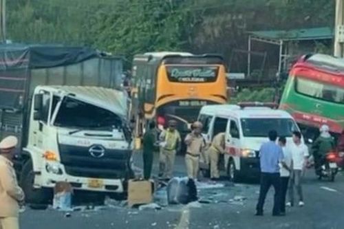 Xe khách và xe tải va chạm trên đường Hồ Chí Minh