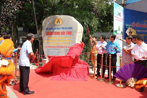 Liên đoàn Lao động tỉnh An Giang gắn biển công trình chào mừng Ngày thành lập Công đoàn Việt Nam