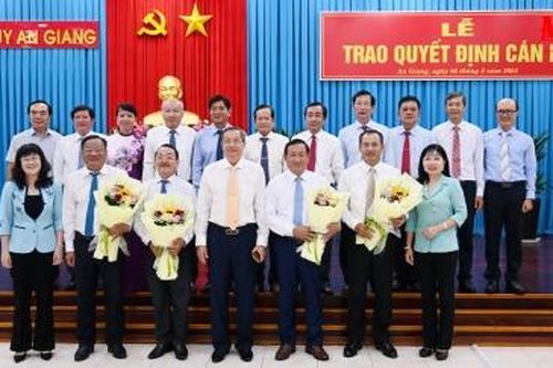 Ban Thường vụ Tỉnh ủy An Giang trao quyết định cán bộ