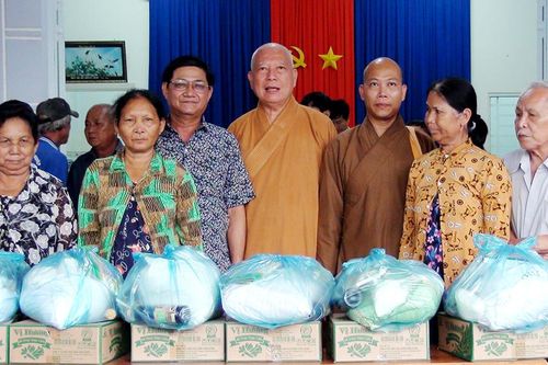 Trao 250 phần quà cho người nghèo phường Tịnh Biên