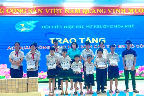 Phụ nữ Hòa Khê tiếp sức trò nghèo