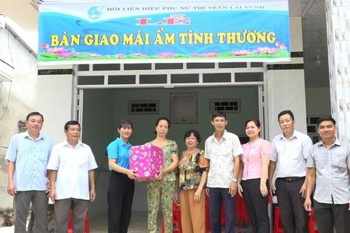 Bàn giao nhà mái ấm tình thương
