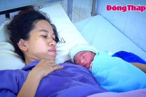 Nuôi con bằng sữa mẹ đúng cách giúp con khỏe mạnh, thông minh