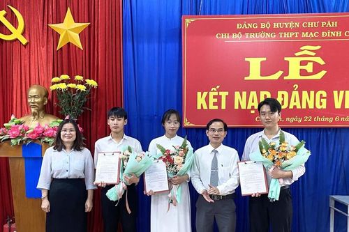 Chư Păh chú trọng phát triển đảng viên trong học sinh