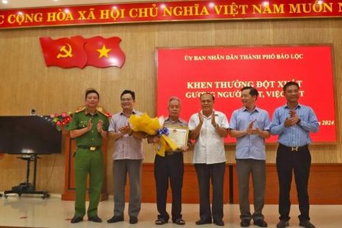 Bảo Lộc: Khen thưởng cụ ông trả lại ví tiền cho người đánh rơi