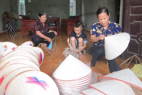 Gia Thanh giữ nghề làm nón