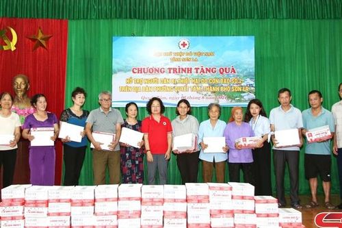 Hội Chữ thập đỏ tỉnh trao quà hỗ trợ nhân dân bị thiên tai