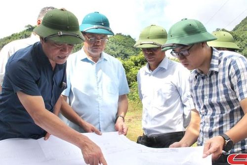 Phó Chủ tịch UBND tỉnh kiểm tra các điểm ngập úng trên địa bàn Thành phố