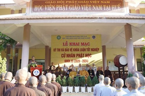 104 Tăng Ni sinh viên thi tốt nghiệp cử nhân Phật học Học viện Phật giáo VN tại Huế