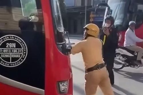 Xử lý hành chính tài xế điều khiển xe khách 'húc' CSGT rồi bỏ chạy
