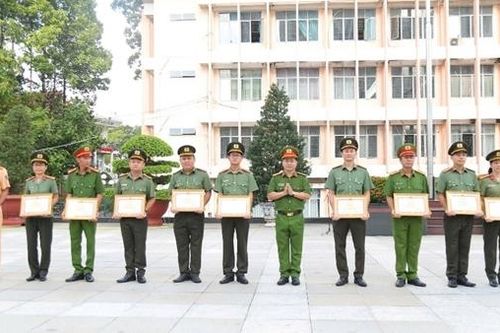 Bộ Công an khen thưởng các đơn vị khám phá 2 đường dây mua bán súng