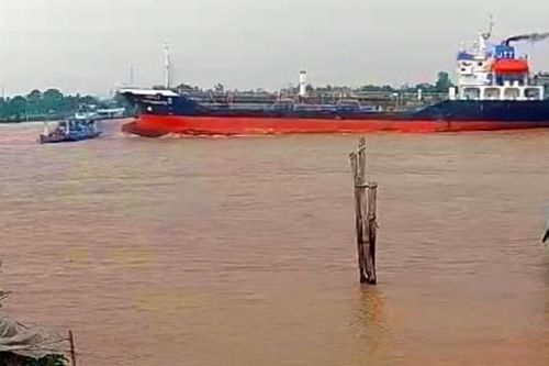Tàu hàng siêu trường tông phà chở người trên sông Vàm Nao