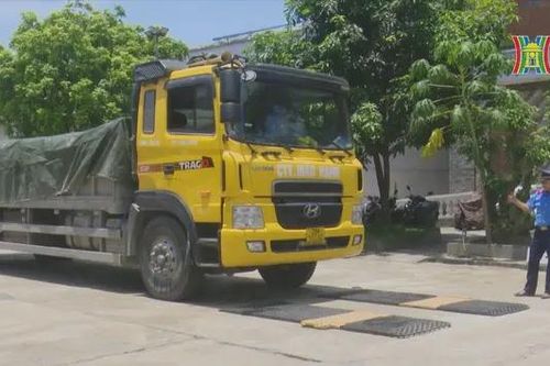 Ngăn chặn xe quá tải vi phạm hành lang đê điều