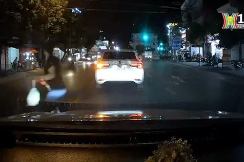 Xe máy đâm người đi bộ sang đường rồi bỏ chạy